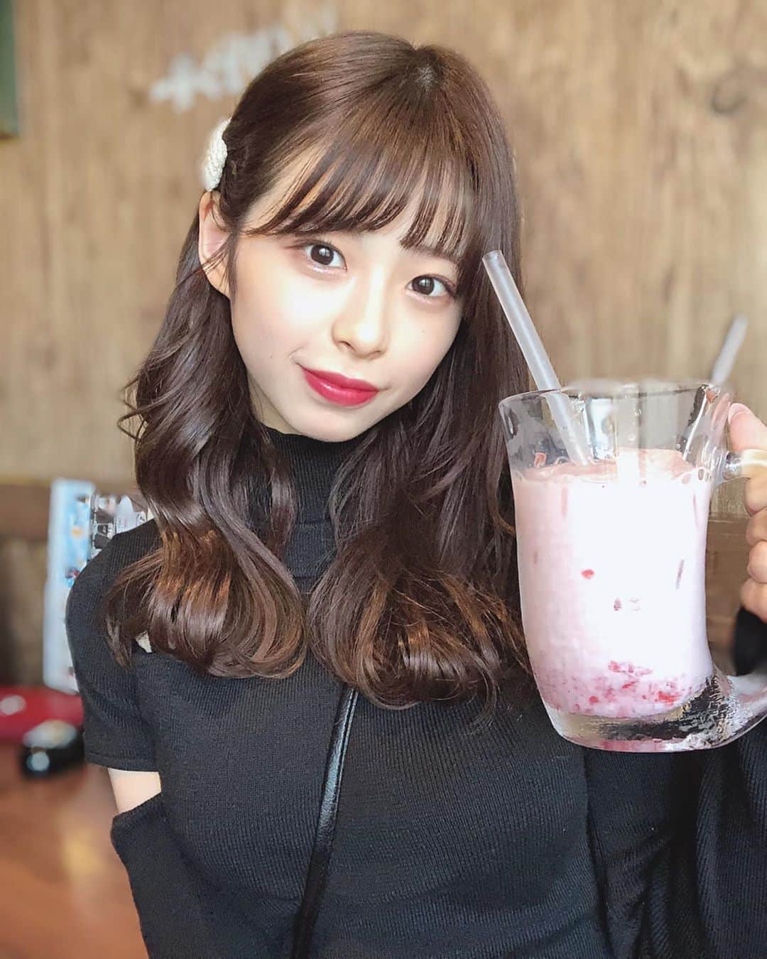 川崎ひかるのインスタグラム：「いちごミルク🍓🥛💕 . . ストーリに載せてたらどこのお店ですか？ってたくさん質問頂いたのですがびっくりドンキーのいちごミルクです🤣💕 . . ほんとに美味しくておすすめ💖 . . . .  #daily #dailylook #selfie #selca #ootd #japanesegirl #japaneseculture #japaneseanime #japaneseidol #idol #cosplay #cosplaygirl #일본아이돌  #데일리 #데일리룩 #셀카그램 #셀카 #셀피 #오오티디 #팔로우 #헤어스타일 #헤어어레인지 #自撮り #アイドル #ビジョビ #ビジョラダ #ヘアカラー #ヘアアレンジ #巻き髪 #いちごミルク」