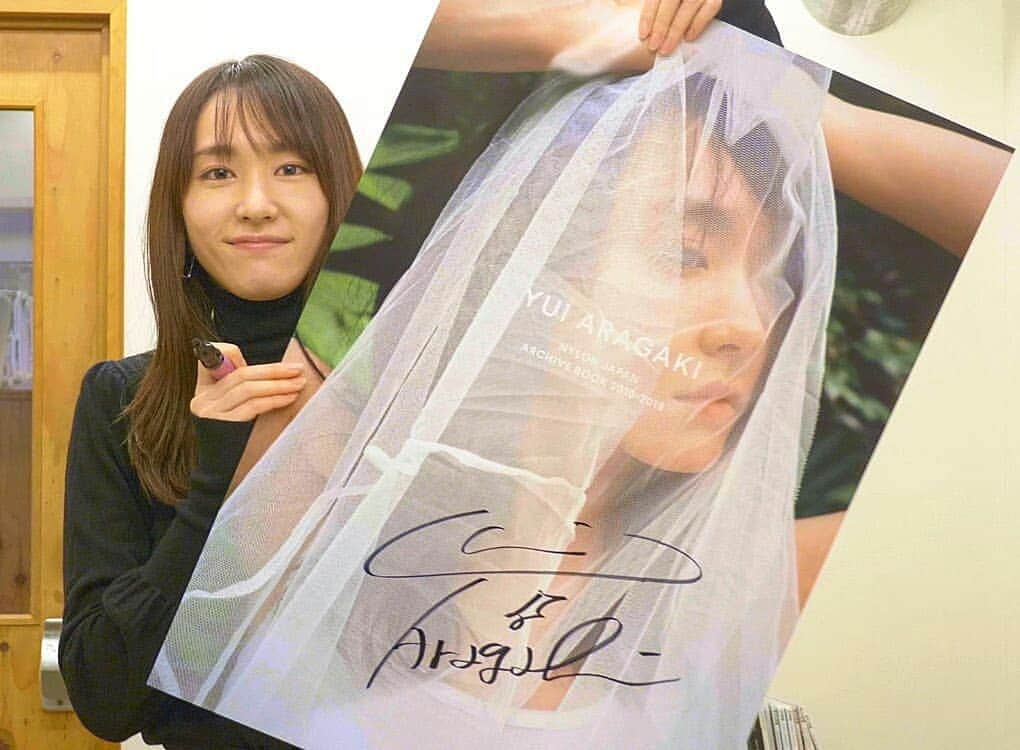 新垣結衣　ファンアカウントのインスタグラム：「『YUI ARAGAKI NYLON JAPAN ARCHIVE BOOK 2010-2019』が、全国書店、ネット書店にて3/23（月）より順次販売いたします。 ・ さらに、重版記念フェアとして、一部書店にて新垣結衣直筆サイン入りポスターを展示！書店に行ってチェックしてみて下さい！ ･ 【サイン入りポスター展示店舗一覧】 <東京都> ◇大盛堂書店 ◇SHIBUYA TSUTAYA ◇ブックファースト新宿店 ◇紀伊國屋書店 新宿本店 ◇ジュンク堂書店 池袋本店 ◇書泉ブックタワー ･ <大阪府> ◇MARUZEN & ジュンク堂書店 梅田店 ◇梅田 蔦屋書店 ◇紀伊國屋書店 梅田本店 ◇TSUTAYA EBISUBASHI ◇旭屋書店 なんばCITY店 ･ <北海道> ◇三省堂書店 札幌店 ･ <宮城県> ◇丸善 仙台アエル店 ･ <愛知県> ◇丸善 名古屋本店 ◇星野書店 近鉄パッセ店 ･ <広島県> ◇紀伊國屋書店 広島店 ･ <福岡県> ◇六本松 蔦屋書店 ◇紀伊國屋書店 福岡本店 ･ <沖縄県> ◇HMV&BOOKS OKINAWA ◇ジュンク堂書店 那覇店 ･ ※サイン入りポスター展示店舗の、ポスター展開開始日程・期間は、店舗によって異なります。 ･  引き続き、ネットでの予約も受付中です！ ･ #aragakiyui #gakii #新垣結衣 #ガッキー #nylonjapan #雑誌 #nylon #yuiaragaki」