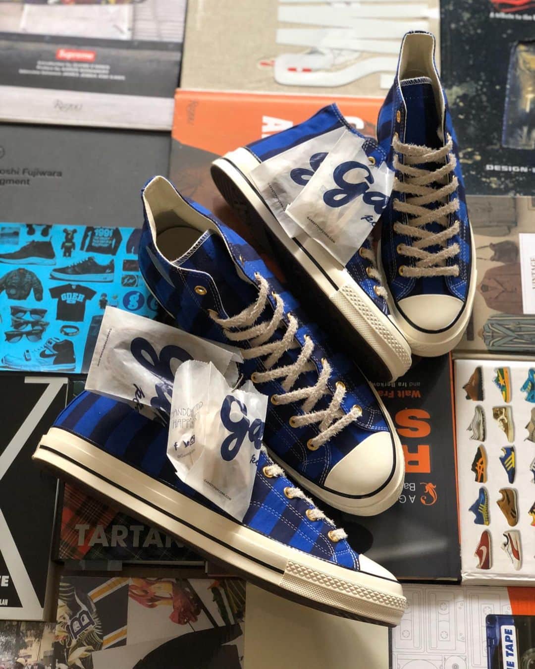 Mr. Tyさんのインスタグラム写真 - (Mr. TyInstagram)「Been noticing my bro @antdavis23 rocking the @converse 70s lately so I had to get him (and myself) a Chicago inspired pair! The sz 16 looks massive next to my size 8 haha. Went with the iconic stripes of @garrettpopcorn in a jersey knit, gold eyelets, and 3M patch! Extra set of caramel and cheese laces attached! #createathome  @converse_style #ct70 #theshoegame #taylorgang #sneakerfreaker #kicksonfire #complexkicks #70s #weareallstars #garrettspopcorn #ijustlikeshoes #converse #allstar #allstars #chucks #lifeinchucks #instachucks #conversestyle #lovemychucks #1970schucks #conversefamily #チャックテイラー #chucktaylors #チャックテイラー70s #converse70s #sneakeraddict」3月24日 7時46分 - regularolty