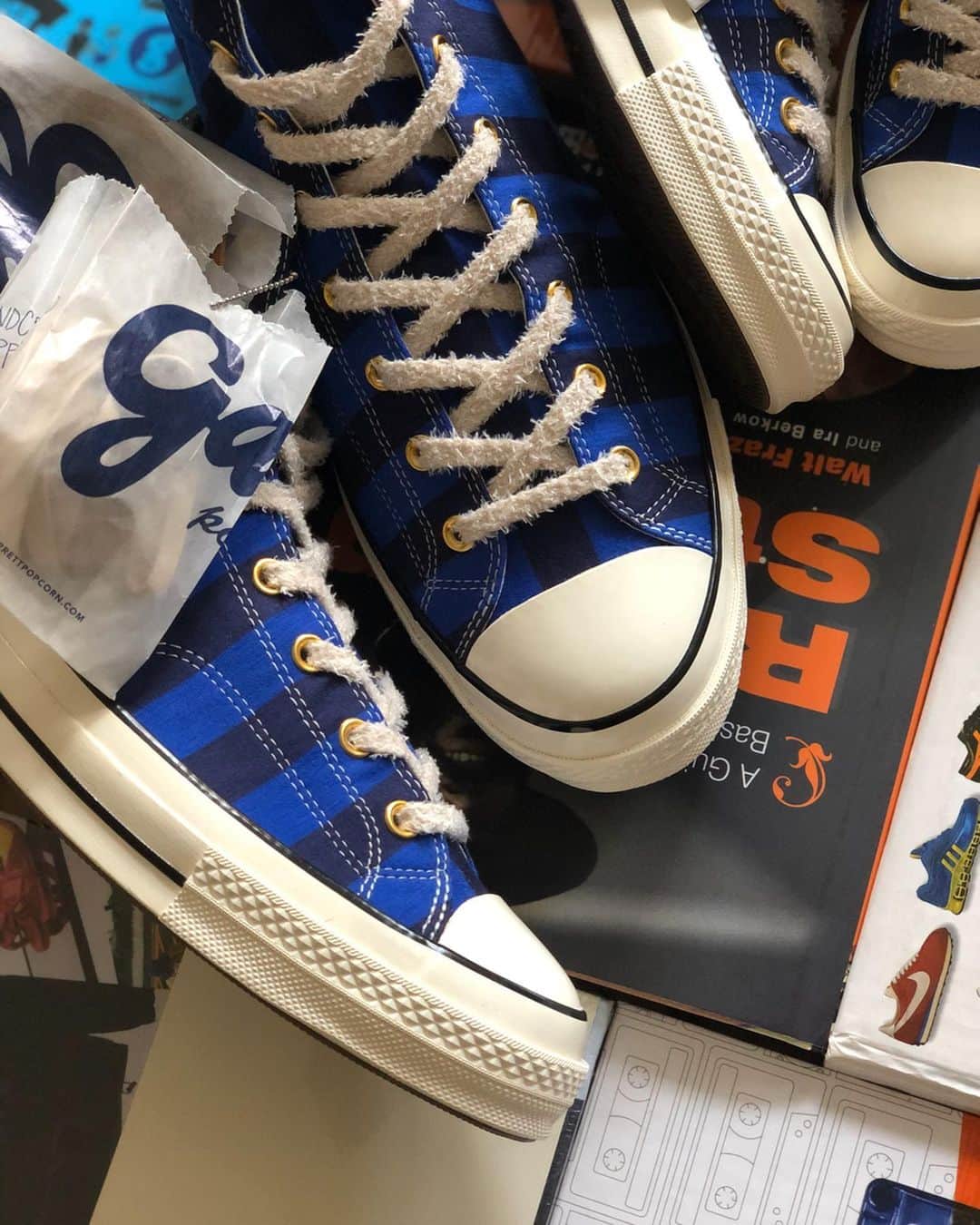Mr. Tyさんのインスタグラム写真 - (Mr. TyInstagram)「Been noticing my bro @antdavis23 rocking the @converse 70s lately so I had to get him (and myself) a Chicago inspired pair! The sz 16 looks massive next to my size 8 haha. Went with the iconic stripes of @garrettpopcorn in a jersey knit, gold eyelets, and 3M patch! Extra set of caramel and cheese laces attached! #createathome  @converse_style #ct70 #theshoegame #taylorgang #sneakerfreaker #kicksonfire #complexkicks #70s #weareallstars #garrettspopcorn #ijustlikeshoes #converse #allstar #allstars #chucks #lifeinchucks #instachucks #conversestyle #lovemychucks #1970schucks #conversefamily #チャックテイラー #chucktaylors #チャックテイラー70s #converse70s #sneakeraddict」3月24日 7時46分 - regularolty