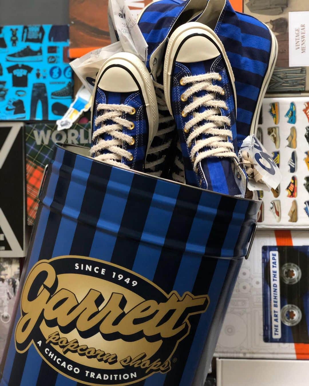 Mr. Tyさんのインスタグラム写真 - (Mr. TyInstagram)「Been noticing my bro @antdavis23 rocking the @converse 70s lately so I had to get him (and myself) a Chicago inspired pair! The sz 16 looks massive next to my size 8 haha. Went with the iconic stripes of @garrettpopcorn in a jersey knit, gold eyelets, and 3M patch! Extra set of caramel and cheese laces attached! #createathome  @converse_style #ct70 #theshoegame #taylorgang #sneakerfreaker #kicksonfire #complexkicks #70s #weareallstars #garrettspopcorn #ijustlikeshoes #converse #allstar #allstars #chucks #lifeinchucks #instachucks #conversestyle #lovemychucks #1970schucks #conversefamily #チャックテイラー #chucktaylors #チャックテイラー70s #converse70s #sneakeraddict」3月24日 7時46分 - regularolty