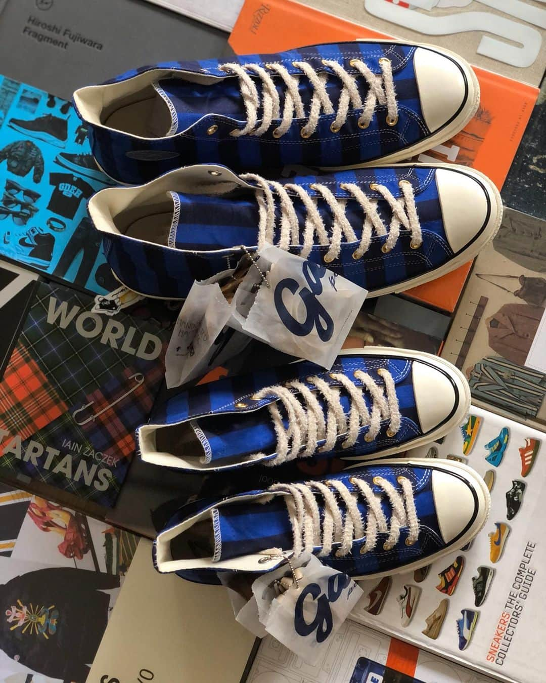 Mr. Tyさんのインスタグラム写真 - (Mr. TyInstagram)「Been noticing my bro @antdavis23 rocking the @converse 70s lately so I had to get him (and myself) a Chicago inspired pair! The sz 16 looks massive next to my size 8 haha. Went with the iconic stripes of @garrettpopcorn in a jersey knit, gold eyelets, and 3M patch! Extra set of caramel and cheese laces attached! #createathome  @converse_style #ct70 #theshoegame #taylorgang #sneakerfreaker #kicksonfire #complexkicks #70s #weareallstars #garrettspopcorn #ijustlikeshoes #converse #allstar #allstars #chucks #lifeinchucks #instachucks #conversestyle #lovemychucks #1970schucks #conversefamily #チャックテイラー #chucktaylors #チャックテイラー70s #converse70s #sneakeraddict」3月24日 7時46分 - regularolty