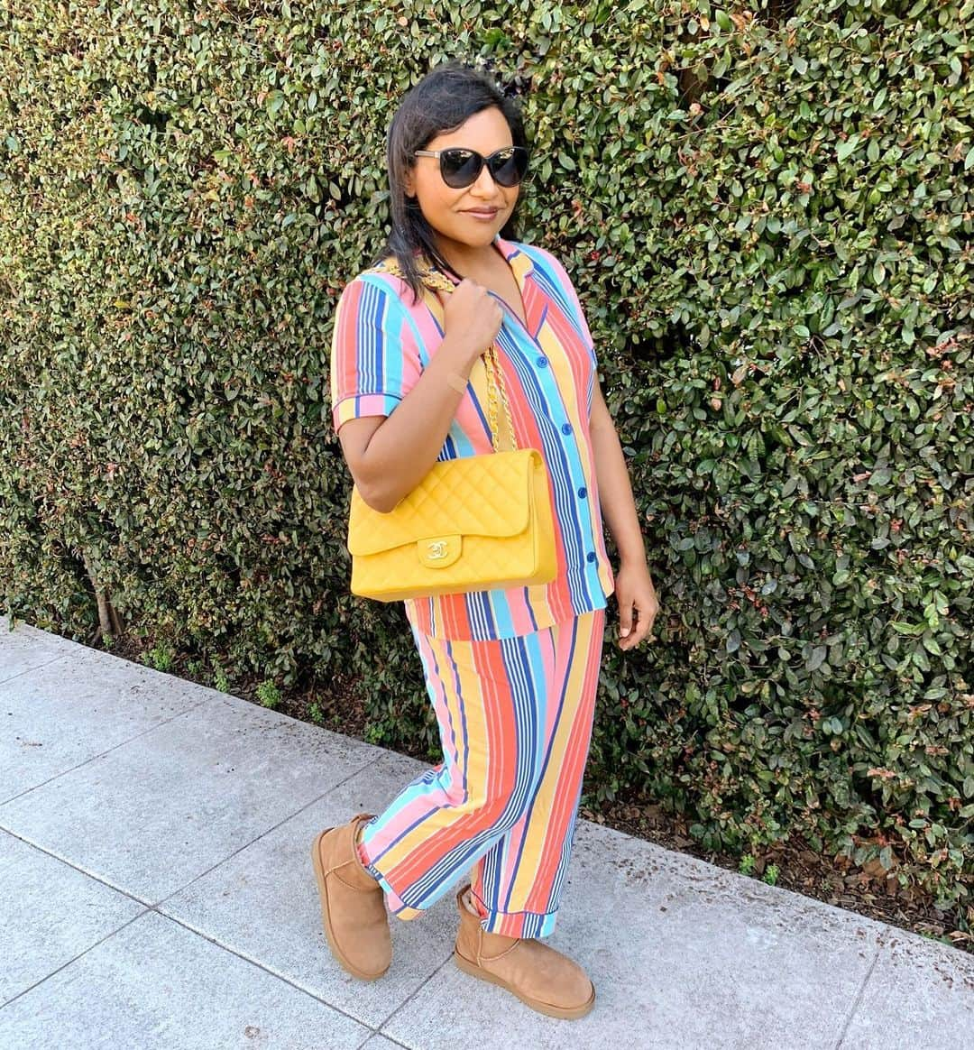 ミンディ・カリングさんのインスタグラム写真 - (ミンディ・カリングInstagram)「When pajamas become “outdoor clothes”.」3月24日 6時21分 - mindykaling