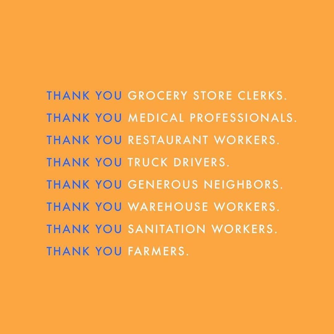 オデット・アナブルのインスタグラム：「Thank you. 💛 (repost @chelseahandler)」