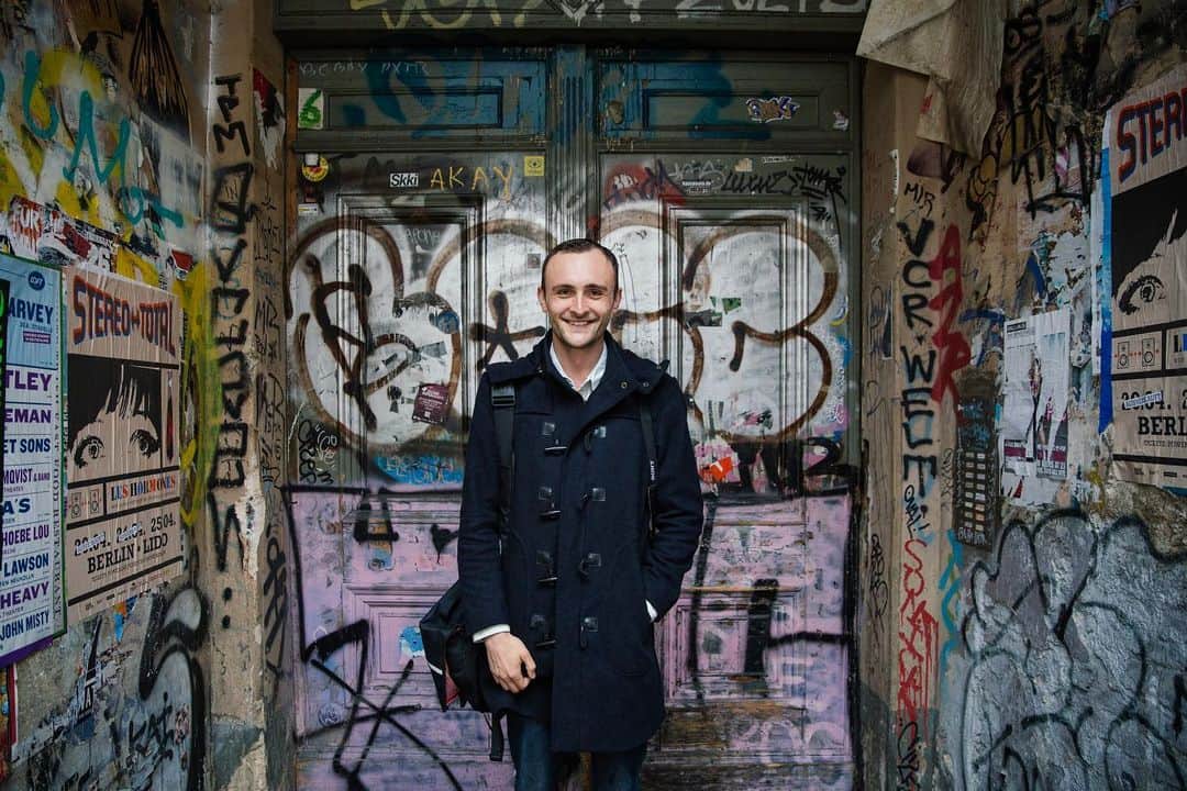 ローレン·ランドルフのインスタグラム：「This is my friend @thomas_k, he lives in Berlin. I shot this as part of a series I started a couple years ago photographing friends I met on the internet. During this time of social-distancing, I’ve found some sort of comfort knowing my friends and family all over the world are in this together. There’s a sense of community, though we’re not physically together. I plan on sharing more from all of these shoots I’ve done with my internet friends. ❤️ #whoimetontheinternet」