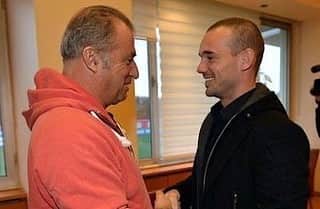 ヴェスレイ・スナイデルのインスタグラム：「İmparator ve Büyük Başkan... Siz beraber çok savaşlar kazandınız,bir yenisi daha geliyor Kalbim ve Dualarım sizinle  Emperor and Big President... Both of you together you had won too many battles and one more is loading My heart and prayers are with you❤️🙏」