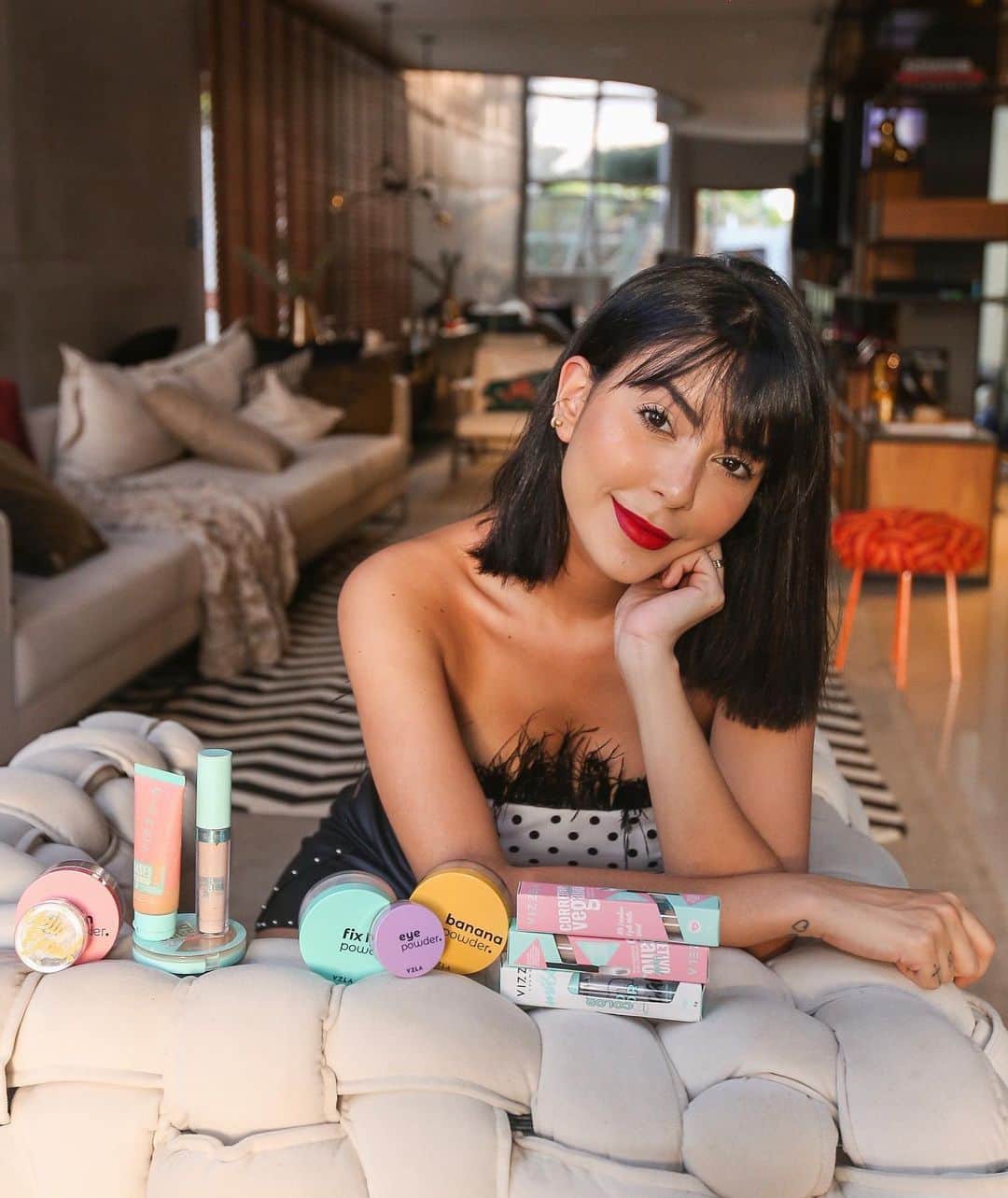 Gabriela Salesのインスタグラム：「Foto 1 ou 2? Na dúvida, vai as duas kkkk. Piscininha de produtos da @vizzelaoficial , que eu amooo! Essa marca tem makes veganas super acessíveis, qualidade incrível e envia pra todo Brasil! E eles estão enviando uma necessaire fofaaa nos novos pedidos! E ainda tem cupom de 15% de desconto: VZEVC 💖💖💖 *ad」