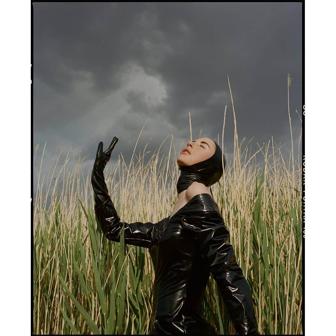 Faith Picozziのインスタグラム：「Last one! Dark Cloud 6️⃣ 📸 @filip.milenkovic 👗 @faithpicozzicreative 🎨 @filipandfaith 💥 #latex #redhead #model #fashion #style #editorial #film #120film #mediumformat」