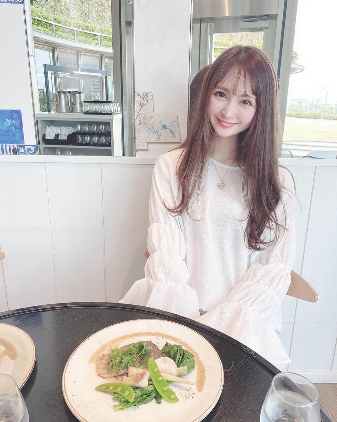 藤後 沙織 とうごさおりさんのインスタグラム写真 - (藤後 沙織 とうごさおりInstagram)「今日も寒いね😳❄️ ・ 週末は、まみちゃんとひさびさランチ🍴 女子力高すぎなまみちゃんに美容のことをひたすら教えてもらった〜✨きいただけでキレイになれた気がする😳 そしてまみちゃんが今までで1番輝いててひたすら眩しかった〜✨ ・ ・ さくらラテって幸せの味する〜っていうのあんまり誰にも理解されなかったけど、まみちゃん分かってくれて嬉しい😳🌸 ・ #gm#おはよ#ランチ#日比谷#日比谷ランチ#ミッドタウン#東京ミッドタウン#東京ミッドタウン日比谷 #hibiya#drawinghouse#drawinghouseofhibiya#dhmh#日比谷カフェ#ビューティザバイブル#美容話#美容好きな人と繋がりたい#美容好きさん繋がりたい#さくらラテ」3月24日 7時10分 - saori_togo