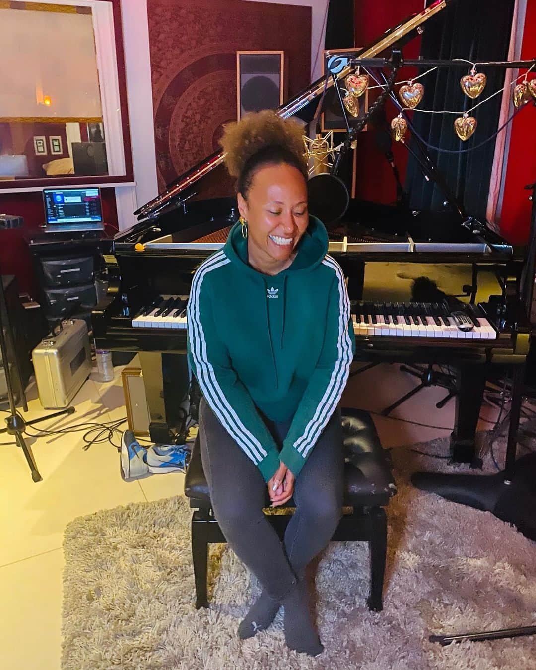 Emeli Sandéのインスタグラム：「I’m going to do a live stream performance on Friday at 8pm GMT. Please let me know which songs you’d like to hear, I’d love to perform your favourites for you ❤️」