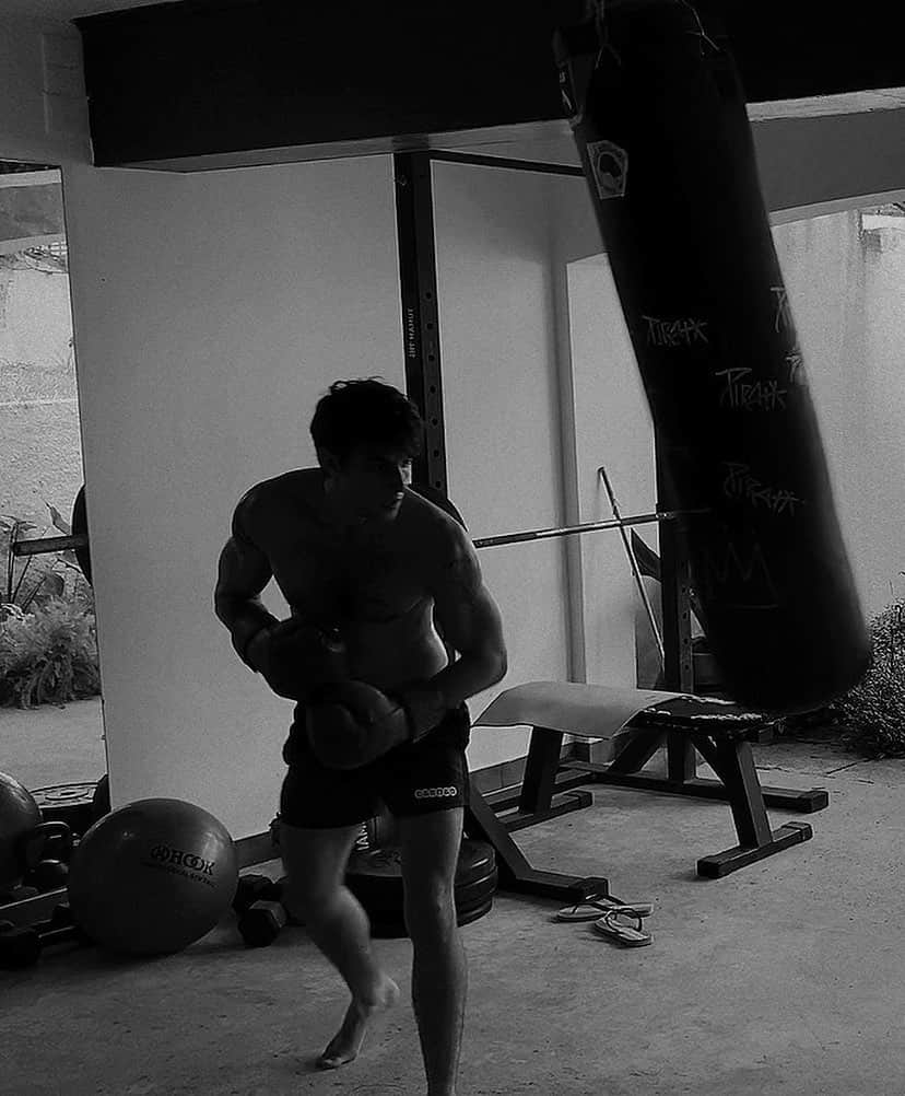 Chay Suedeのインスタグラム：「la boxe de quarantaine」