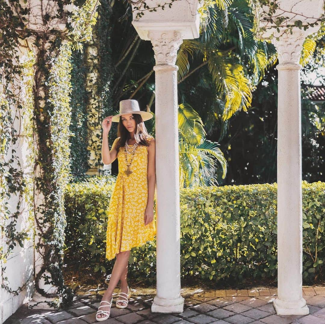 サムエデルマンのインスタグラム：「Tipping our hats to you, Monday 👋🏼 Tap to shop our newest dress arrival, 25% off for a limited time.  #SamEdelman」