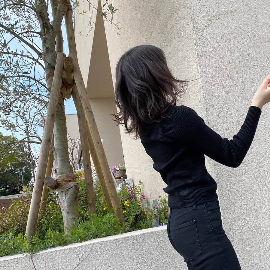 吉田華恋のインスタグラム：「妹がよく写真をパシャパシャ撮ってくれるんですけど、4歳が撮るも写真なかなか良きです  この日は真っ黒コーデでした」