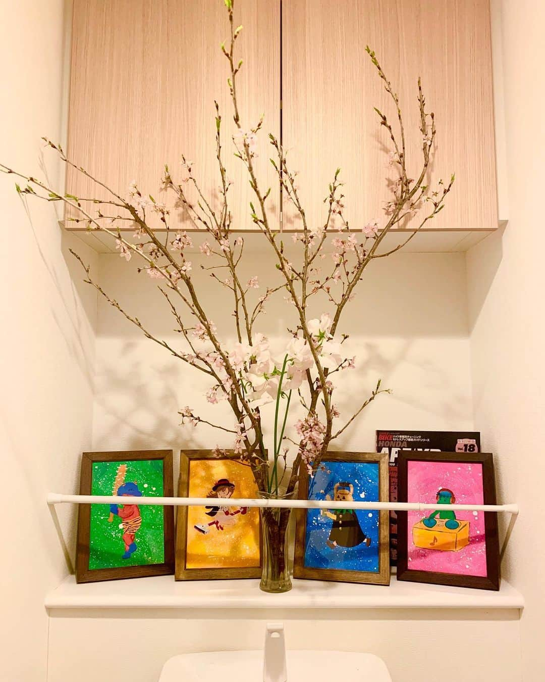 ボン溝黒さんのインスタグラム写真 - (ボン溝黒Instagram)「帰りに花屋で桜の花50％OFFでした。 #家でお花見できるんや #スイートピーと一緒に花瓶に入れたら相性良いですと言われ #全部で900円でした #バイクで帰ったので半分くらい散りましたが #それでもこんなに綺麗 #うちのお手洗いでお花見出来ますよ #良い匂い #町の花屋さんはお買い得 #親切 #華たぎる #切り花 #翁桜 #スイートピー #春の花」3月23日 22時47分 - bontheworld