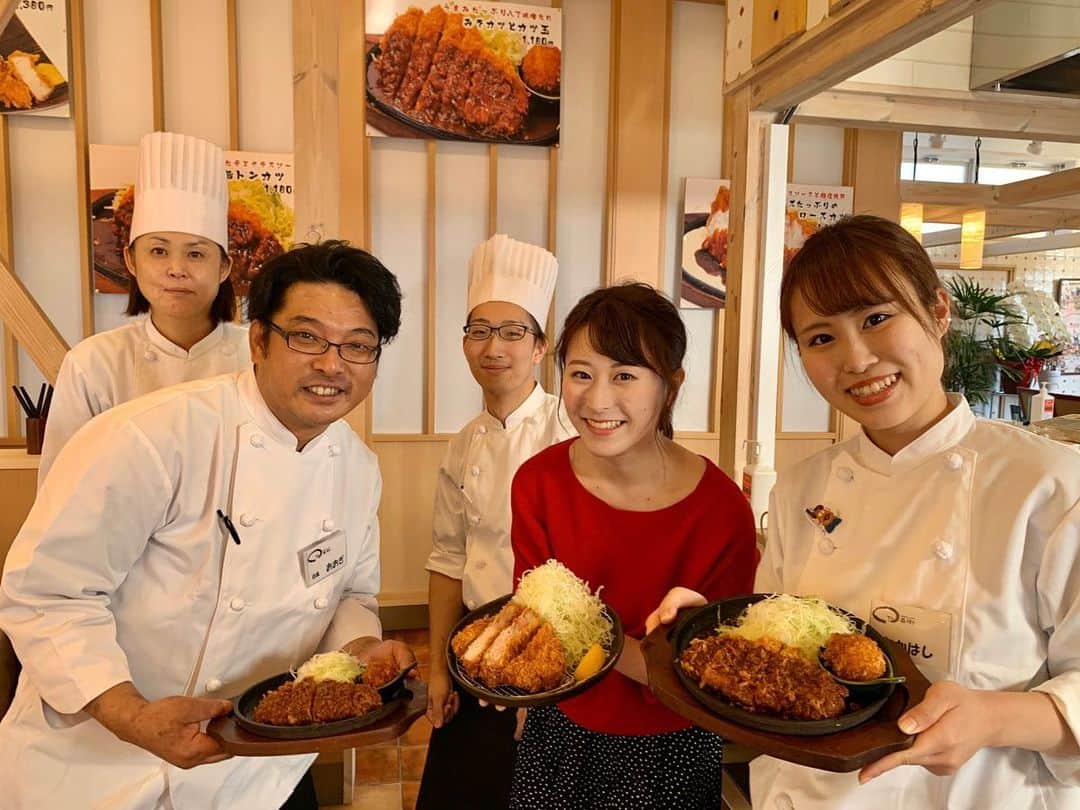 のインスタグラム：「こだわりの詰まったトンカツをお腹いっぱい食べました〜🥰なんてしあわせなお仕事…！！ . 特別熟成肉の上ローストンカツとチーズをたっぷりかけて頂く鉄板焼きトンカツをご紹介しました🐮🧀 最近おいしいものを食べすぎている気がします。。いつかバチが当たらないか心配…🥺笑  #熟成とんかつまる兵衛 #コスモス通り店 #郡山市 #トンカツ #とんかつ #熟成肉 #熟成上ロース #チーズたっぷりのロースカツ #味噌カツ #揚げもの最高🤩 #ヨジデス」