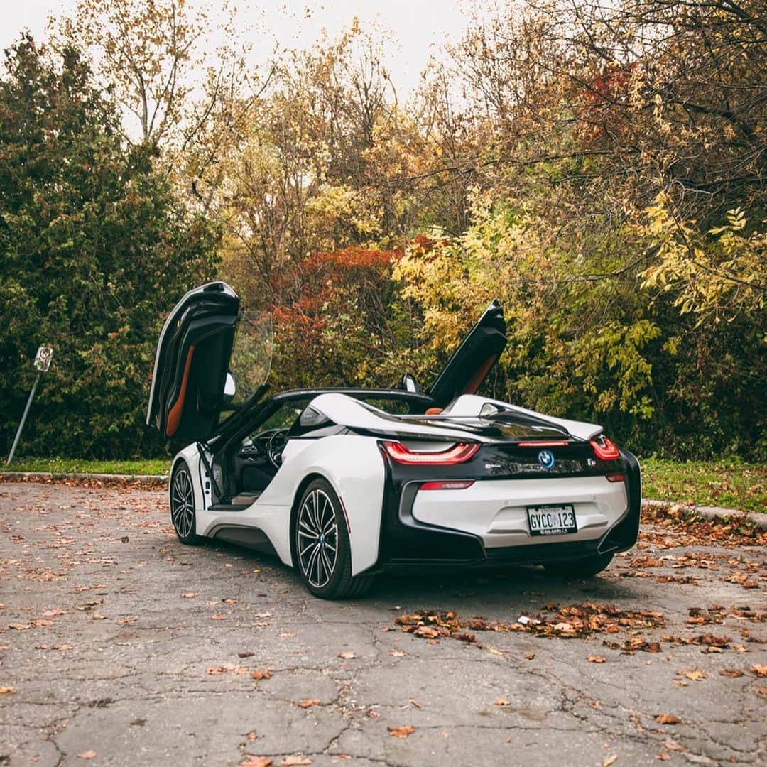 CarsWithoutLimitsさんのインスタグラム写真 - (CarsWithoutLimitsInstagram)「Nature Urban mix with the i8 Roadster 🍁 Photo @maxparkesphoto  Thanks to @bmwnewmarket @dilawriauto  #carswithoutlimits #bmw #i8 #bmwi8」3月23日 22時55分 - carswithoutlimits