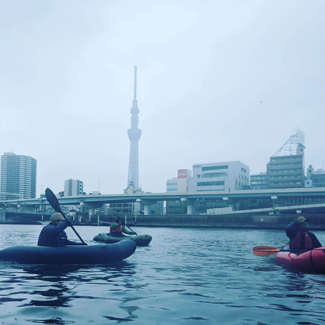 山下晃和さんのインスタグラム写真 - (山下晃和Instagram)「【OUTDOOR】毎年恒例のパックラフト東京お花見ツーリング  JR総武線、東京メトロ丸の内線などを真下から見る迫力  両国橋や万世橋をくぐる時の響き渡る声  まさかの エイに突かれるというビックリ仰天ハプニング  巨大な魚が跳ねて目の前を通過したり  鳥たちがフンを落としてきたり  水面から見上げるスカイツリーもアサヒビールのホップウンチも  予想に反して少ししかなかったサクラも  何もかも夢を見てるかのようなトーキョーのラビリンスにようこそ！！ #パックラフト #packraft #お花見 #桜 #sakura #Tokyo #Jaoan #river #paddle #モンベル #東京 #東京スカイツリー #keen #KEENJAPAN #keenambassador  #今日もKEENを履かなくちゃ #東京メトロ #SUBWAY」3月23日 22時48分 - travel_akikazoo