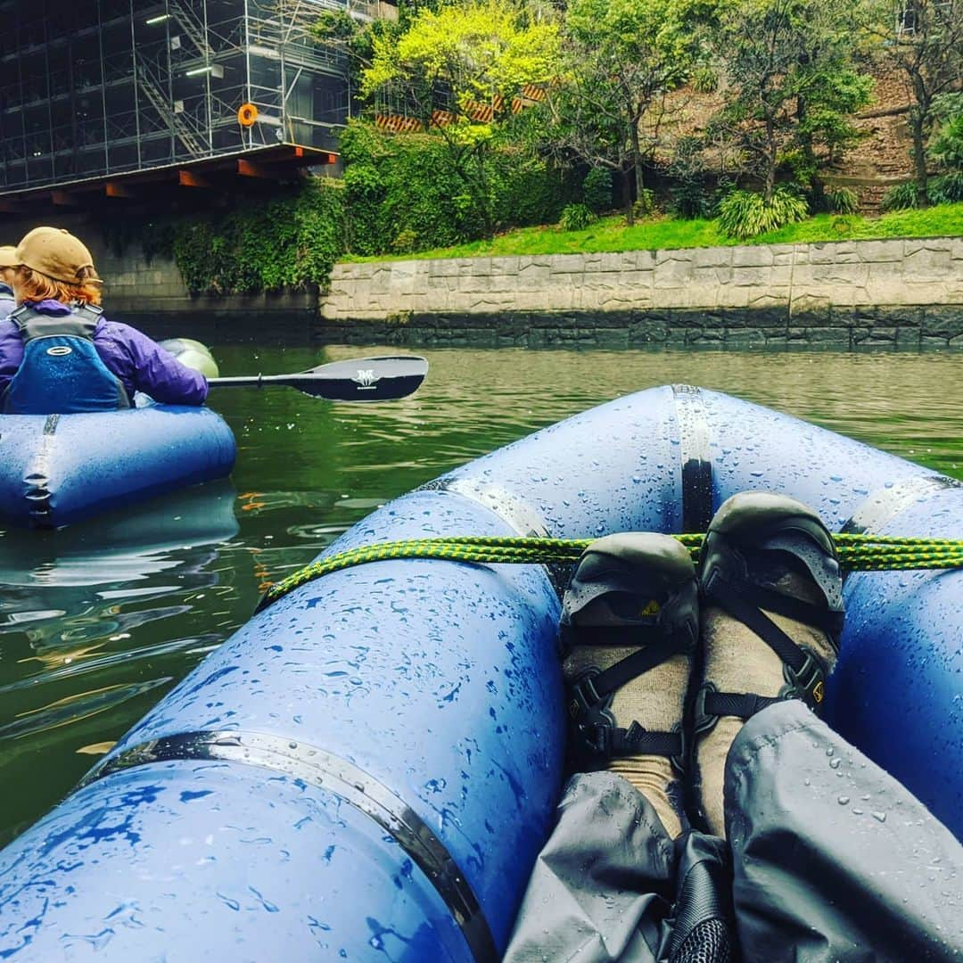 山下晃和さんのインスタグラム写真 - (山下晃和Instagram)「【OUTDOOR】毎年恒例のパックラフト東京お花見ツーリング  JR総武線、東京メトロ丸の内線などを真下から見る迫力  両国橋や万世橋をくぐる時の響き渡る声  まさかの エイに突かれるというビックリ仰天ハプニング  巨大な魚が跳ねて目の前を通過したり  鳥たちがフンを落としてきたり  水面から見上げるスカイツリーもアサヒビールのホップウンチも  予想に反して少ししかなかったサクラも  何もかも夢を見てるかのようなトーキョーのラビリンスにようこそ！！ #パックラフト #packraft #お花見 #桜 #sakura #Tokyo #Jaoan #river #paddle #モンベル #東京 #東京スカイツリー #keen #KEENJAPAN #keenambassador  #今日もKEENを履かなくちゃ #東京メトロ #SUBWAY」3月23日 22時48分 - travel_akikazoo