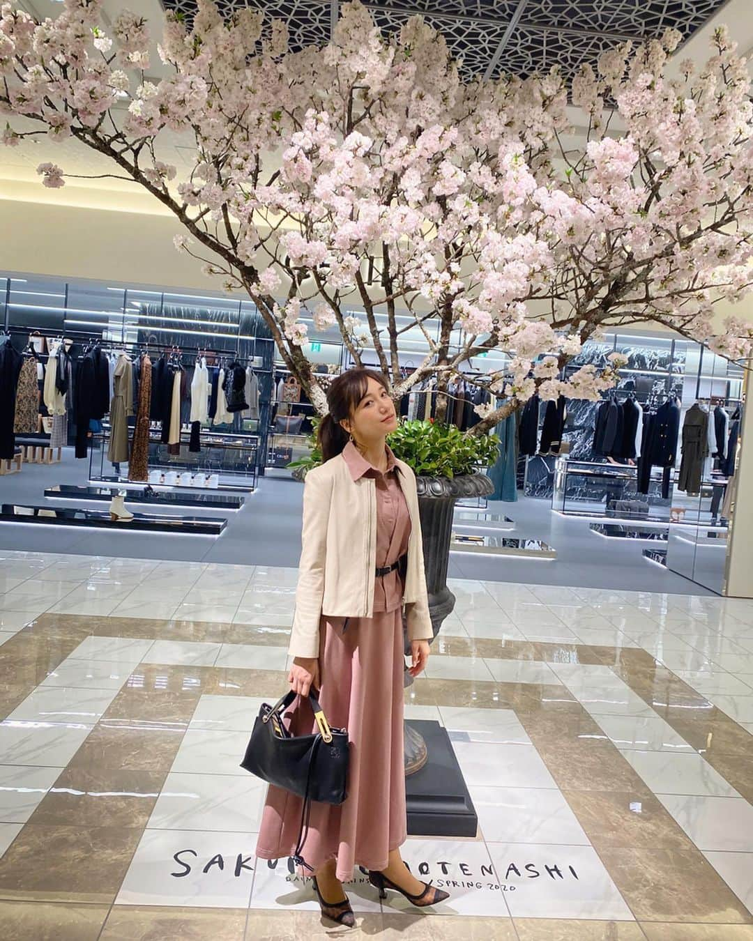 森川侑美さんのインスタグラム写真 - (森川侑美Instagram)「大阪では今日3/23に桜の開花宣言が ようやく発表されました☺️ 全国的に例年より早い開花、嬉しい便りはやっぱり心が和みますね🌸  室内でも満開に咲いた生花の桜とタイミングよくパチリ撮れました📷  屋外でも今年の桜を見るのが楽しみ、 この時期は毎年、都合を桜に合わせてでも必ず見に行ってます🥰  #2020春#桜#桜開花宣言#春服」3月23日 22時51分 - yumi.morikawa322