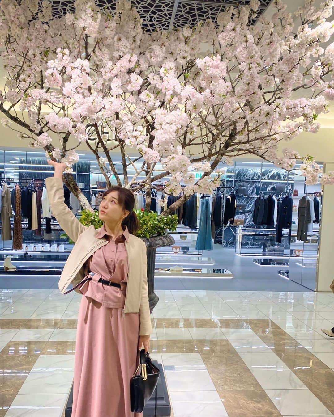 森川侑美さんのインスタグラム写真 - (森川侑美Instagram)「大阪では今日3/23に桜の開花宣言が ようやく発表されました☺️ 全国的に例年より早い開花、嬉しい便りはやっぱり心が和みますね🌸  室内でも満開に咲いた生花の桜とタイミングよくパチリ撮れました📷  屋外でも今年の桜を見るのが楽しみ、 この時期は毎年、都合を桜に合わせてでも必ず見に行ってます🥰  #2020春#桜#桜開花宣言#春服」3月23日 22時51分 - yumi.morikawa322