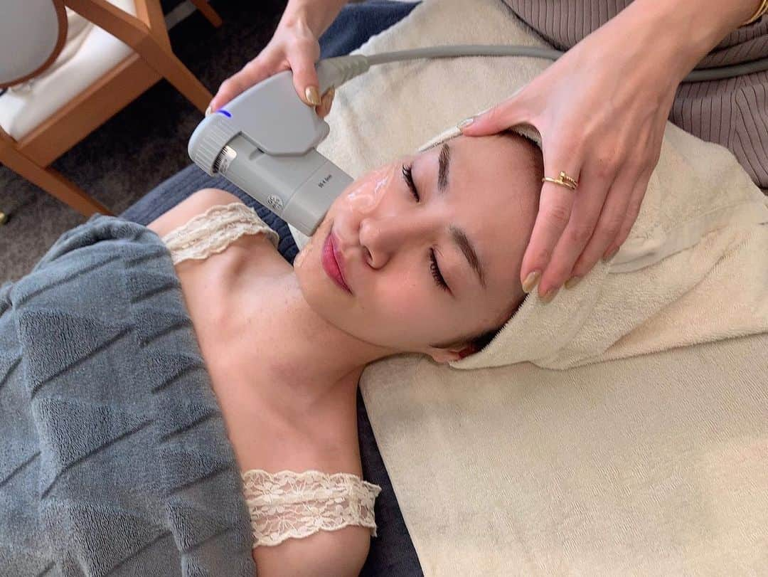 菜乃花さんのインスタグラム写真 - (菜乃花Instagram)「ハイフ＆ハーブピーリング ﻿ ﻿ 先日【 @luxurysaloneve 】にて﻿ ハイフ&ハーブピーリングをして頂きました！﻿ ﻿ ﻿ 何度もあげなおしてすみません😭﻿ ﻿ ﻿ 3日ほど様子をみたのですが、﻿ ハイフは即効性とリフトアップ効果が﻿ すごいなと実感しています🤔！﻿ ﻿ 個人差はあるみたいですが顔にコリや脂肪があまりないからなのか、私はとにかく顎がめちゃくちゃシュッとして「痩せた？」ってめちゃくちゃ言われました！﻿ ﻿ ﻿ ﻿ そして！﻿ ずっと気になっていたハーブピーリング🌿！﻿ ﻿ こちらで使っているのは﻿ メイドインジャパンのオーガニックのものだそうで、﻿ 皮膚が剥けず、ダウンタイムがないもの！﻿ ﻿ それでも１回でトーンアップして透明感が出てツヤツヤに！﻿ ﻿ 終わった後に自分でお肌を触るとふわふわで、﻿ 夜のスキンケアの時にはつるつるで、﻿ すぐに実感出来てめちゃくちゃテンション上がりました！﻿ ﻿ ﻿ ハーブピーリングは.......﻿ ニキビ・ニキビ跡・毛穴・花粉アレルギーにも効果的ということでこの時期に肌荒れる方は試してみる価値がありそうだなと思いました☝🏻﻿ ﻿ ﻿ ﻿ こだわりの内装のお部屋も素敵で、﻿ めちゃくちゃ美容オタクのお姉さんとの美容トークはとっても楽しかったです💓﻿ ﻿ ﻿ ﻿ 完全紹介制１日限定3名のみの﻿ 港区ラグジュアリーサロンEve﻿ ﻿ ﻿ 人数制限をかけているので﻿ とても丁寧に施術してくれます☺️﻿ ﻿ ﻿ 完全紹介制で紹介者がいないと予約がとれないので﻿ 気になった方は予約時に﻿ 私のインスタを見ましたとお伝えください😊！﻿ ﻿ ﻿ 撮影前や、同窓会の前や、デート前、﻿ ﻿ 大切な日の前に。是非。﻿ ﻿ ﻿ #revi #ハーブピーリング﻿ #ハイフ　#小顔　#リフトアップ﻿ #Eve #LuxurySalonEve ﻿ #完全紹介制サロン」3月23日 23時02分 - nanoka0707