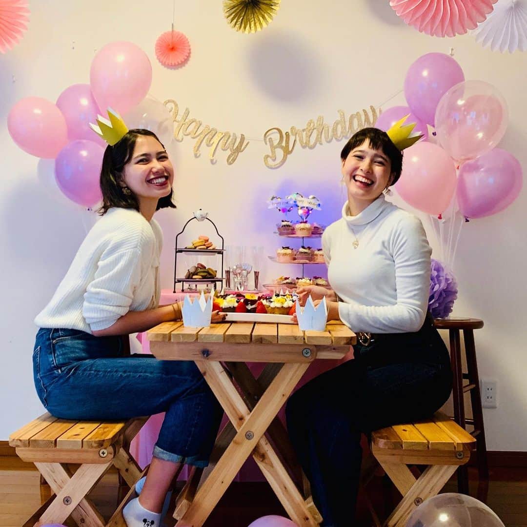 ジャスミンのインスタグラム：「やっと２０歳になりました💕 まだ２０歳になって１日目ですが、今のところシャンパンより、ノンアルのアップルサイダーの方が好きです！ #birthday #20 #march23 #もらった #モエシャンは #パパが一番喜んでいた #お酒の味が苦手かも #だって苦いんだもん」