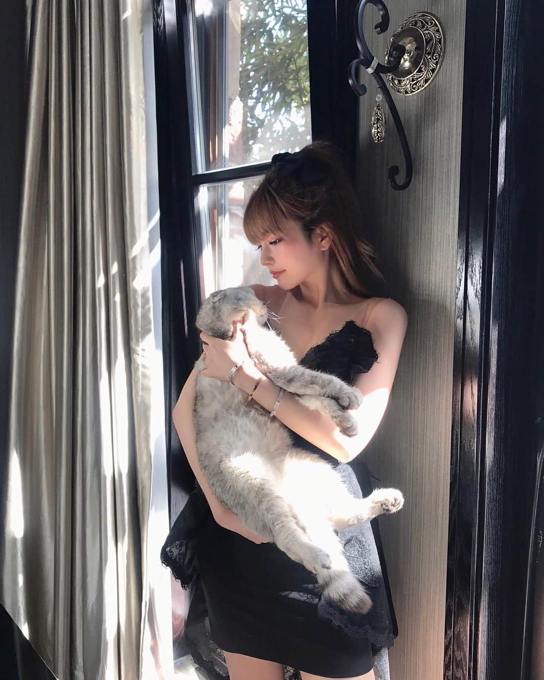 Grace Chowのインスタグラム：「我知道在這張如此溫柔的照片下說這句話很不合時宜 但是我真的很生氣那天有人DM給我留言說以為我抱了一隻猴子⋯😠」
