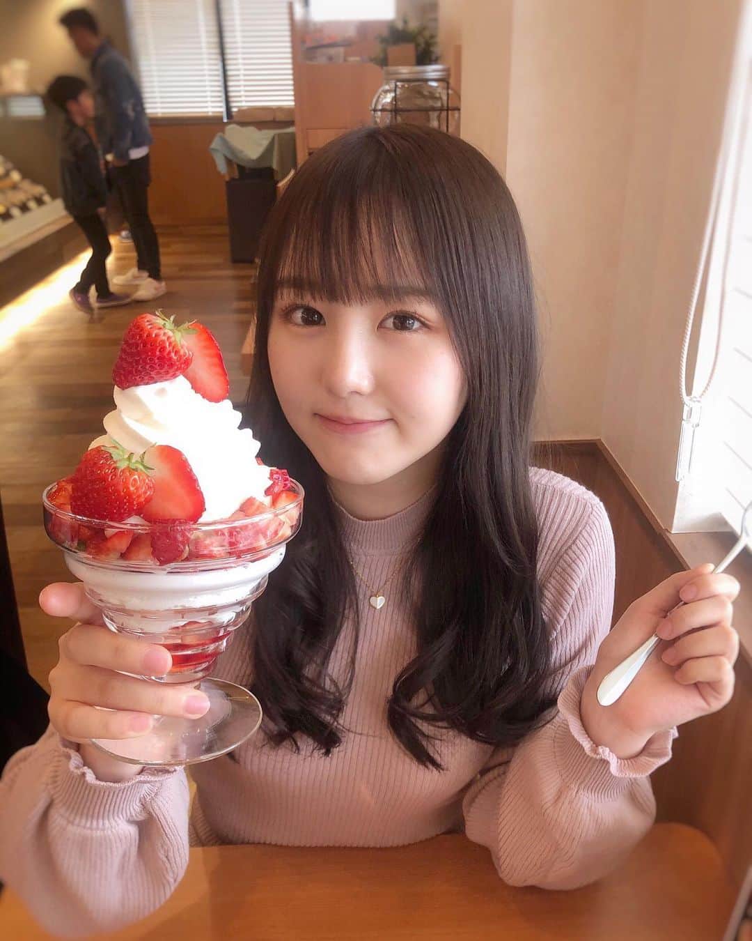 のインスタグラム：「・﻿ 愛知県の西尾市という所までドライブしました🍓﻿ ﻿ 海の近くです﻿ ﻿ ﻿ バームクーヘンも有名なお店だから、苺パフェの中にもバームクーヘンが隠れてて超美味しかった(>_<)﻿ ﻿ ﻿ #西尾カフェ﻿ #キングファーム  #キングファーム カフェ﻿ #いちご狩り﻿ ﻿ #katespade」