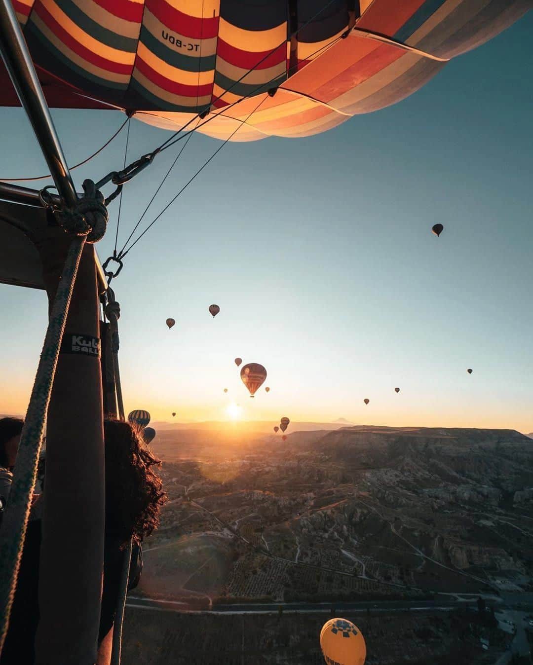 Discover Earthさんのインスタグラム写真 - (Discover EarthInstagram)「As the sun rises over Goreme in Capadoccia, hundreds of colorful hot air balloons fill the sky. 🇹🇷 #DiscoverTurkey  Photos by @yantastic」3月23日 23時14分 - discoverearth
