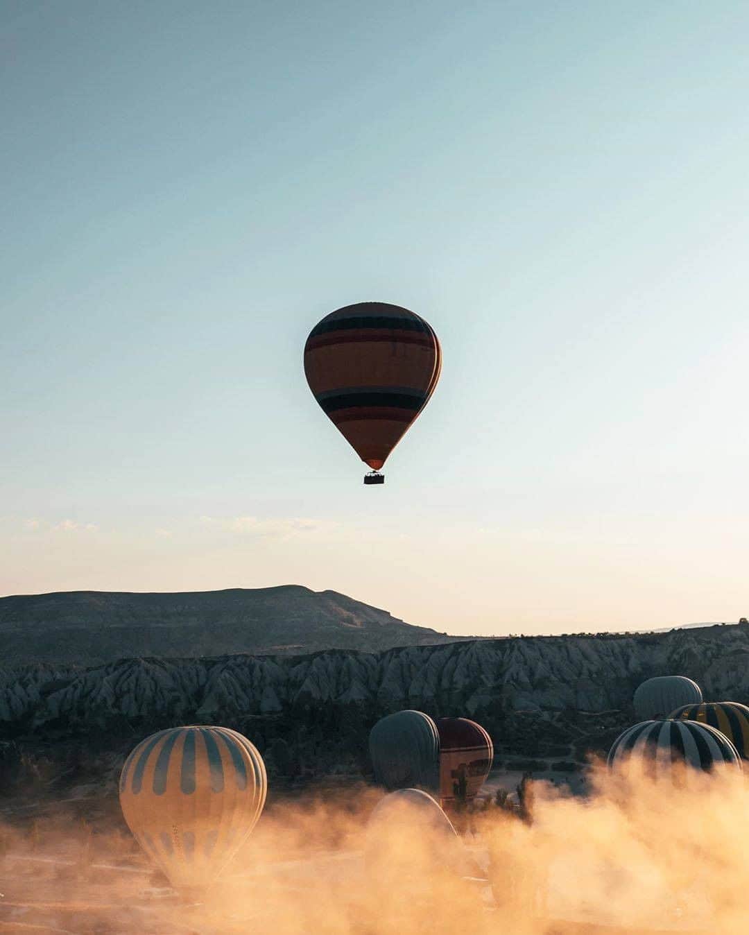 Discover Earthさんのインスタグラム写真 - (Discover EarthInstagram)「As the sun rises over Goreme in Capadoccia, hundreds of colorful hot air balloons fill the sky. 🇹🇷 #DiscoverTurkey  Photos by @yantastic」3月23日 23時14分 - discoverearth