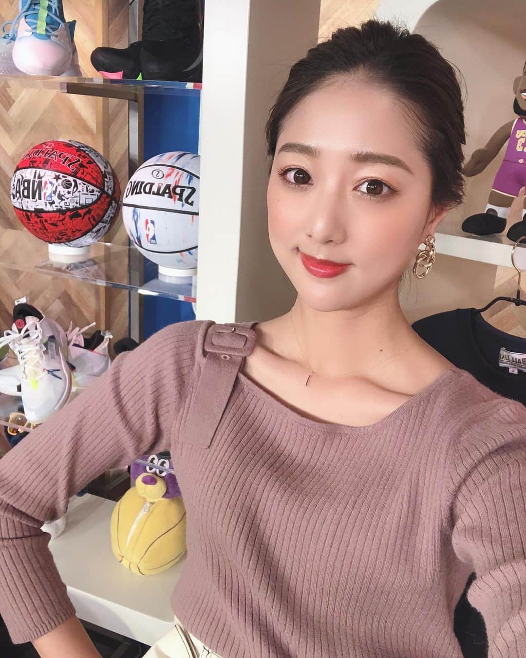 佐々木もよこさんのインスタグラム写真 - (佐々木もよこInstagram)「今夜もNBA情報局DAILY9でしたっ！﻿ ﻿ 告知が遅くなってしまった😂﻿ 中村昌也さん、塚本清彦さんと🏀✨﻿ ﻿ 本日はヒューストンロケッツ特集‼️﻿ ﻿ 現地のジャーナリスト、杉浦さんからのドラフト候補選手情報もっ🙈🌸✨﻿ ﻿ ﻿ ﻿ 配信中です❤️﻿ ﻿ NBARAKUTEN アプリから無料でみれるよーっ💕﻿ ﻿ ﻿ ﻿ ﻿ ﻿ 今週は、あと土曜にでるよん🐶🐰🍕﻿ ﻿ ﻿ ﻿ ﻿ ﻿ #NBA#basketball #sport#fashion#バスケ#ロケッツ#ファッション#バスケ」3月23日 23時15分 - moyoko_atom