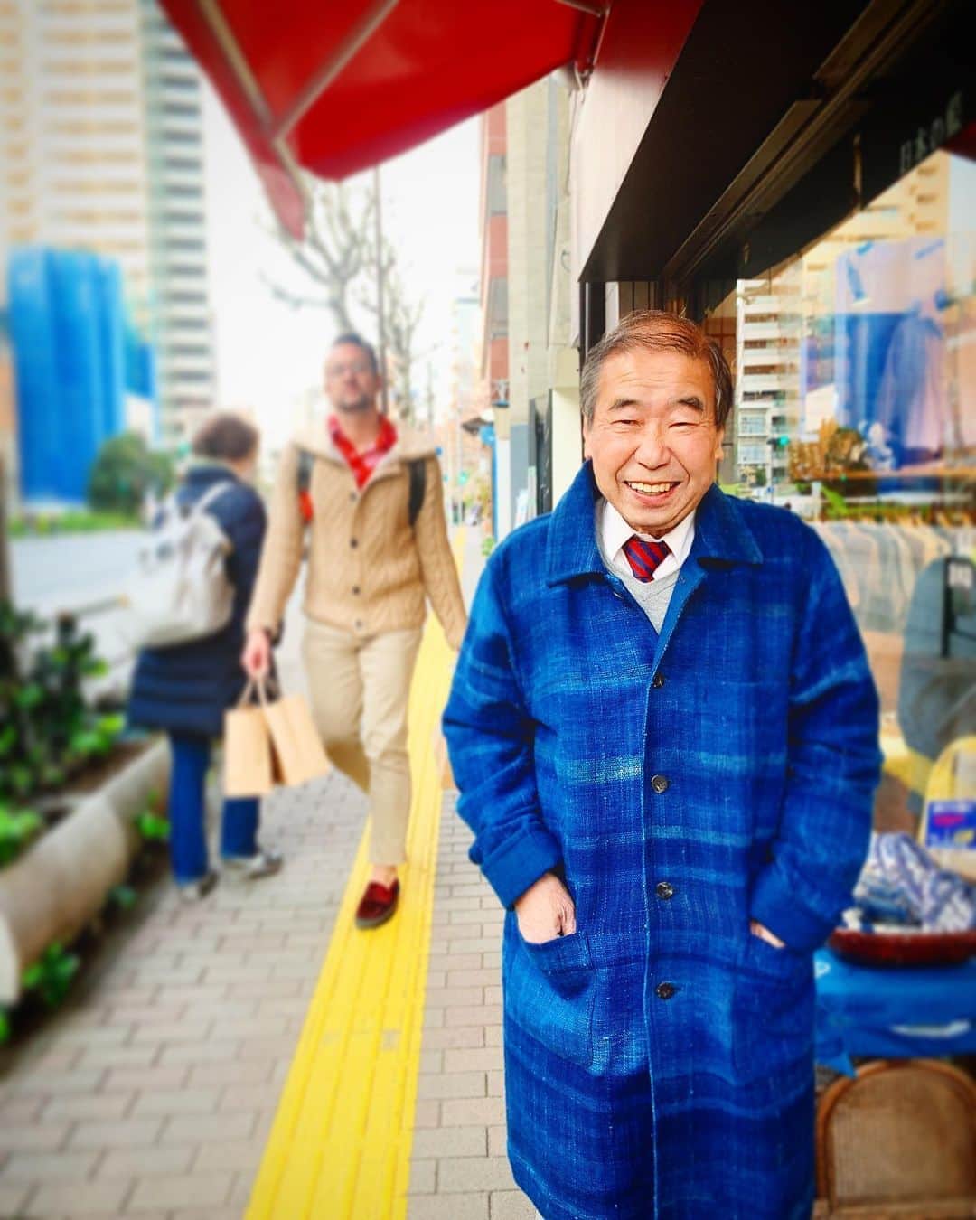 澤田友美さんのインスタグラム写真 - (澤田友美Instagram)「. だいすきな、EDO  SAWAYAのきんちゃん😄  @azabucraft_edosawaya.co.jp . ここで50年もずっと藍染めのお店をしているオーナーのきんちゃん✨ ソウルメイトなんです👨 藍染めindigoの一番お気に入りのコートをきていつも元気をくれる江戸っ子のきんちゃんは、歳だから写すなって言うけどついに半ば無理矢理📷 照れて笑い出すきんちゃん、くしゃっと素敵な笑顔😊 いつもありがとう。 . マスクをつくったのもきんちゃん😌‼︎ 私はいつもここにいる。笑🤣♩ . . @azabucraft_edosawaya.co.jp  #japaneseindigo #indigo #aizome #indigodye #azabu #kinchan」3月23日 23時22分 - tomomi__sawada