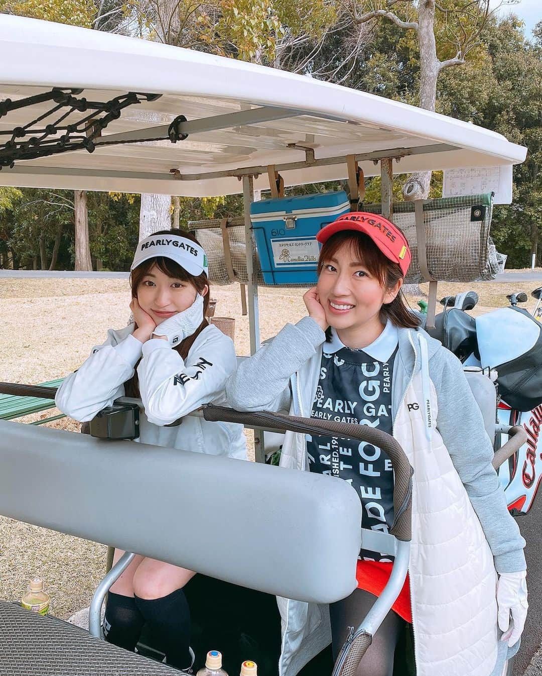 庄司ゆうこさんのインスタグラム写真 - (庄司ゆうこInstagram)「お花見ゴルフ⛳️🌸✨ 桜がいっぱい咲いてて綺麗だったなぁ✨ ななちゃんはなんと、今日初のコースデビュー❣️ 当たるとめちゃくちゃ飛ぶからすぐに抜かれそう。笑 センスあるからこれからが楽しみですねっ🥰 私、なんでこんなに下手なのにメゲずに続けてるんだろ、、🤣🤣🤣 けど毎回凄く楽しい🤗 下手でもとにかく楽しむ事が大事ですよね^_^笑 毎回全力で楽しんでます🤣 これから暖かくなるしたくさん行けるといいなぁ〜🥰 #ゴルフ#エンジョイゴルフ#ゴルフ女子#ゴルフウェア#お揃い#パーリーゲイツ#お花見#お花見ゴルフ#ワイン#美味しい#酔いがまわる#カメリアヒルズカントリークラブ#ちょうど#1ヶ月後も#約束した#楽しみすぎる#メンバー#わくわく#ヨガインストラクター#セラピスト#ポジティブスターヨガ#年女#ネズミ年#2人組#ディナー#かどわき」3月23日 23時27分 - yuko.shoji