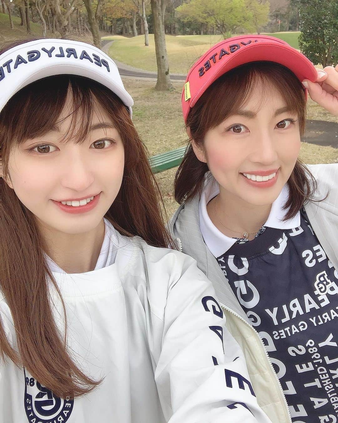 庄司ゆうこさんのインスタグラム写真 - (庄司ゆうこInstagram)「お花見ゴルフ⛳️🌸✨ 桜がいっぱい咲いてて綺麗だったなぁ✨ ななちゃんはなんと、今日初のコースデビュー❣️ 当たるとめちゃくちゃ飛ぶからすぐに抜かれそう。笑 センスあるからこれからが楽しみですねっ🥰 私、なんでこんなに下手なのにメゲずに続けてるんだろ、、🤣🤣🤣 けど毎回凄く楽しい🤗 下手でもとにかく楽しむ事が大事ですよね^_^笑 毎回全力で楽しんでます🤣 これから暖かくなるしたくさん行けるといいなぁ〜🥰 #ゴルフ#エンジョイゴルフ#ゴルフ女子#ゴルフウェア#お揃い#パーリーゲイツ#お花見#お花見ゴルフ#ワイン#美味しい#酔いがまわる#カメリアヒルズカントリークラブ#ちょうど#1ヶ月後も#約束した#楽しみすぎる#メンバー#わくわく#ヨガインストラクター#セラピスト#ポジティブスターヨガ#年女#ネズミ年#2人組#ディナー#かどわき」3月23日 23時27分 - yuko.shoji