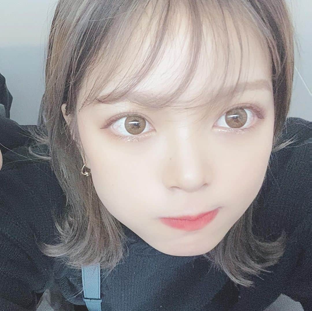 仲本莉絵瑠のインスタグラム：「地元の友達は何時間でも喋ってられる😂 そしてみんないつも有難う🌹 . ほんとに毎日dmとコメントに励まされています これから沢山嬉しいと思ってもらえる 報告できたらいいな、 . それまで沢山準備しとくので楽しみにしててね 本当にいつもありがとう！体調は万全に！ またらいぶするね。おやすみらぶ、  #服のホコリって家出てから気づくよな #だらしないってこと？」