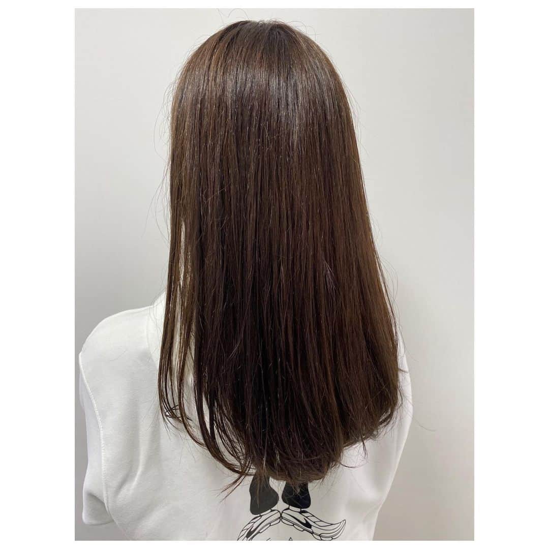 酒井瞳さんのインスタグラム写真 - (酒井瞳Instagram)「@kurihara_motonori さんにいつもヘアスタイルはお任せでお願いしてます。髪質とか癖に合わせてスタイル決めてくれるからほんと助かります！ #ロング #ヘアスタイル  #カラー #美容院 #トリートメント #黒髪 #さらさら #ありがとうございました🙏」3月23日 23時40分 - s.sakaihitomi