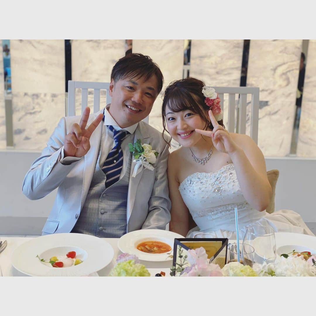 寺下智香（プロボウラー）のインスタグラム：「翔子・ひろくん結婚式👰🤵💍✨. . 翔子可愛くて綺麗だった😭💓 ２人とも笑顔がよく似合う！ 素敵な式に呼んでくれてありがとう！！. . 心から本当におめでとね💕  #古田翔子プロ #森本浩史プロ #結婚式 #おめでとう #末永くお幸せに #幸せのおすそわけありがとう #津島健次プロ #姫路麗プロ #大石奈緒プロ #霜出佳奈プロ #高橋美穂プロ」