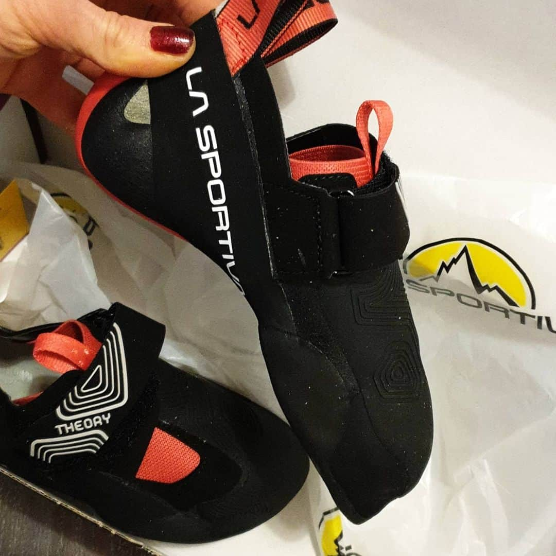 ミナ・マルコヴィッチさんのインスタグラム写真 - (ミナ・マルコヴィッチInstagram)「Few days ago @lasportivagram released #Theory, new climbing shoe adapted for indoor climbing and big volumes... 🤩 . I was lucky enough, to received them before this pandemic, but unlucky, to have time to try them on the the wall. 😓 . Looking forward to days I can go climbing with them and try them out properly. Definitely let you know an update! Right? . What do you think abou them? . @lasportivagram #foryourmountain #weareclimbers . #climbingtraining #climbingcompetition #climbing_pictures_of_instagram #climbingismypassion #mm_climbing」3月23日 23時47分 - miiiinam