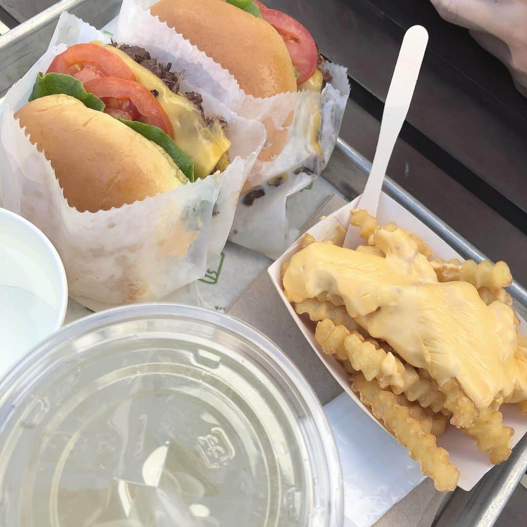 渡辺くるみのインスタグラム：「久しぶりに食べたら超美味でしたねぇ#shakeshack #🍔 #ポテトにお水溢した」