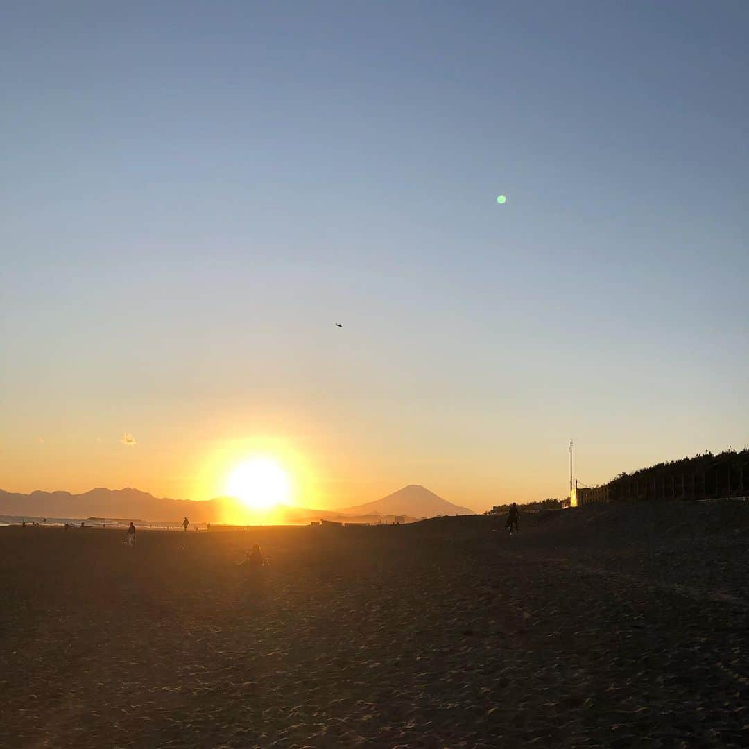 にわみきほさんのインスタグラム写真 - (にわみきほInstagram)「先日、天気も良くてポカポカ 汗ばむ陽気だったので家族で海に行ってきました🌊  息子も初めての海。 海が好きになってくれるといいな〜 短時間だったけど私もリフレッシュできました🤍  そして @sakanoshita_icekitchen で タピオカミルクティー とても美味しかった〜 最後ストローでタピオカを食べるのが楽しいね。 夫も初タピオカ。美味しさに感動してました🤩笑 こりゃみんなハマるね😋」3月23日 23時50分 - mikiho_niwa