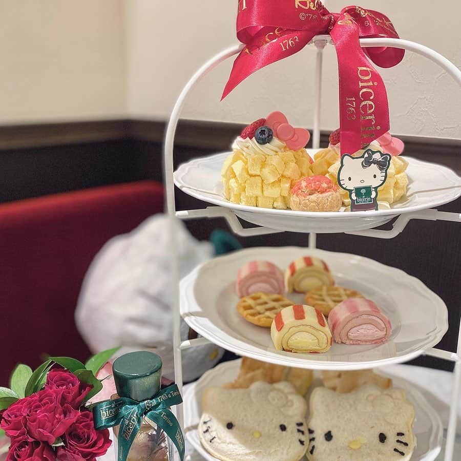 布川桃花さんのインスタグラム写真 - (布川桃花Instagram)「Bicerin×Hello Kitty💛﻿ ﻿ Bicerin GINZA SIX店で明日から﻿ キティちゃんとのコラボメニューが始まるよ！﻿ ﻿ キティちゃんモチーフのスイーツが﻿ たくさん乗ったアフタヌーンティーに﻿ ぴったりのスペシャルハイティスタンドや﻿ コラボレーションクッキーが特に可愛すぎる💗﻿ ﻿ さらに銀座エリアをイメージした新商品﻿ 人気の焼き菓子"バーチ・ディ・ダーマ"や﻿ フィナンシェも同時に発売🌈﻿ ﻿ キティちゃん好きは必見です！！﻿ ﻿ 🗣Bicerin GINZA SIX店﻿ 東京都中央区銀座6-10-1 銀座シックスB2﻿ ﻿ #bicerin #ginzasix﻿ #biceringinzasix #andràtuttobene﻿ #momoka_gourmet﻿」3月23日 23時55分 - momoka_fukawa