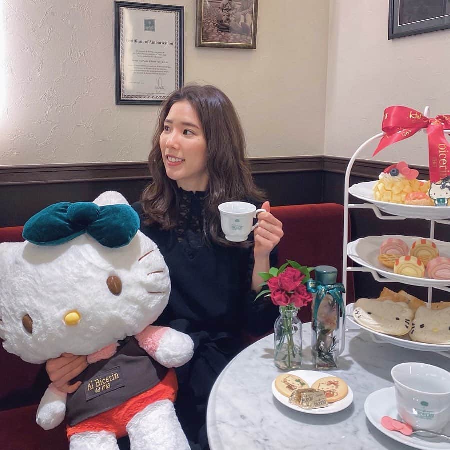布川桃花さんのインスタグラム写真 - (布川桃花Instagram)「Bicerin×Hello Kitty💛﻿ ﻿ Bicerin GINZA SIX店で明日から﻿ キティちゃんとのコラボメニューが始まるよ！﻿ ﻿ キティちゃんモチーフのスイーツが﻿ たくさん乗ったアフタヌーンティーに﻿ ぴったりのスペシャルハイティスタンドや﻿ コラボレーションクッキーが特に可愛すぎる💗﻿ ﻿ さらに銀座エリアをイメージした新商品﻿ 人気の焼き菓子"バーチ・ディ・ダーマ"や﻿ フィナンシェも同時に発売🌈﻿ ﻿ キティちゃん好きは必見です！！﻿ ﻿ 🗣Bicerin GINZA SIX店﻿ 東京都中央区銀座6-10-1 銀座シックスB2﻿ ﻿ #bicerin #ginzasix﻿ #biceringinzasix #andràtuttobene﻿ #momoka_gourmet﻿」3月23日 23時55分 - momoka_fukawa