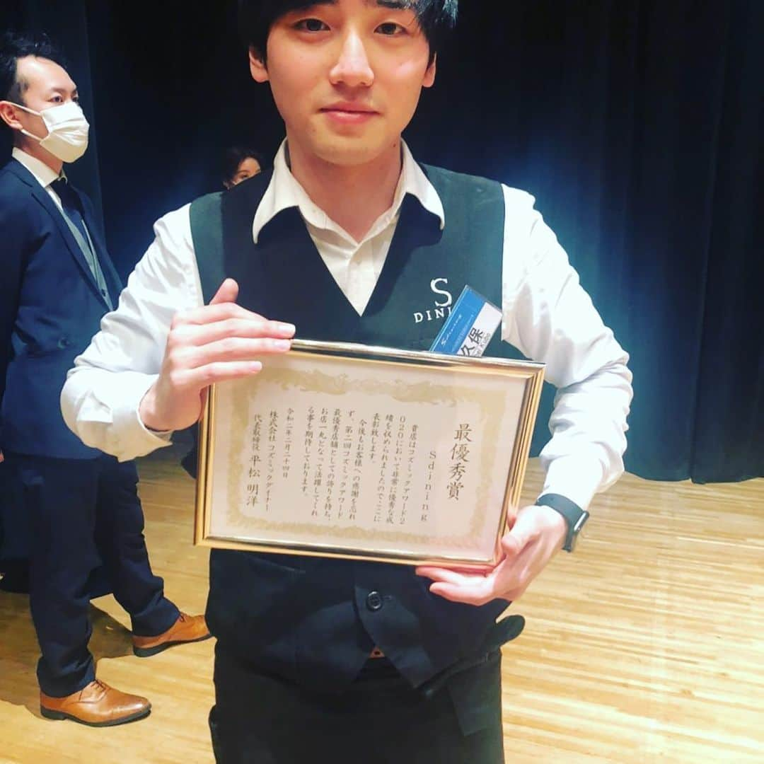 sdiningさんのインスタグラム写真 - (sdiningInstagram)「3年以上働いてくれたバイトリーダーが本日をもって卒業しました。 接客は素晴らしく、責任感のあるとても頼れる人材でした。 後半の教育にも熱心で次のバイトリーダーがどう成長するかとても楽しみです。  若いスタッフが多い中ではありますが お客様に楽しんで頂けることをスタッフ一同務めております。  梅田に来た際は是非当店に足をお運び下さい🍴🍴🍴 #梅田#阪急#グランドビル#シーフード#イタリアン#レストラン#夜景#記念日#デート#バイトリーダー」3月23日 23時55分 - sdining_umeda