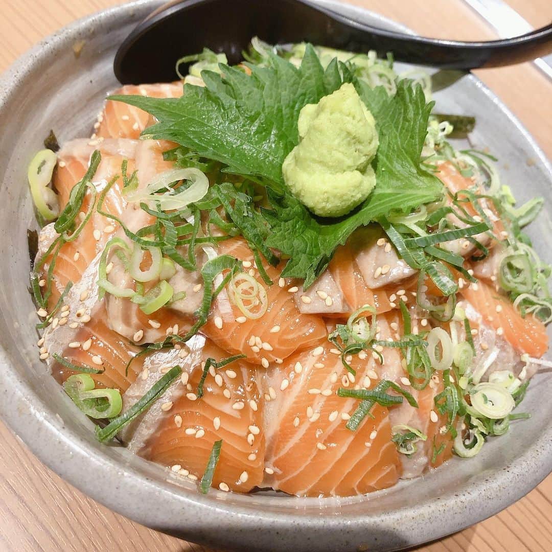 のインスタグラム：「こんばんは！弁慶新大宮店です☺︎ 本日もご来店ありがとうございました〜🙇🏻‍♀️ . . 本日はとっても美味しい 海鮮丼の写真を載せたいと思います☺️ 弁慶はお肉も美味しいですが、 やはり、お魚も新鮮でと〜っても美味しいです！ . . メニューには刺身5種盛り合わせ 刺身3種盛り合わせなど、 美味しいお刺身のメニューもあるので 是非、弁慶新大宮店にご来店した際は 頼んでみてください❤ . . 明日も皆様のご来店、 心よりお待ちしております🙇🏻‍♀️ . . . .﻿ #弁慶#弁慶新大宮#新年会#奈良#奈良ごはん#奈良居酒屋#居酒屋#地酒#奈良地酒#春鹿#日本酒#奈良グルメ#奈良ディナー#もつ鍋#馬刺し#奈良カメラ部#nara#instgood#instalike #instafood #🍶#🐟 #🐓 #yummy #いいね返し #f4f」