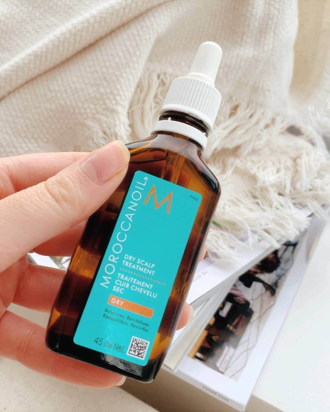 Moroccanoilさんのインスタグラム写真 - (MoroccanoilInstagram)「Our professional-grade Dry Scalp Treatment instantly relieves irritation, helps improve circulation, and is full of the good stuff. ⬇️ ⠀⠀⠀⠀⠀⠀⠀⠀⠀ 💦 Lavender and geranium oils to soothe the scalp (both also feature natural antiseptic properties) ☄️ Salicylic acid to gently exfoliate, reducing flakiness 💙 Argan oil for an extra boost of TLC」3月24日 0時00分 - moroccanoil