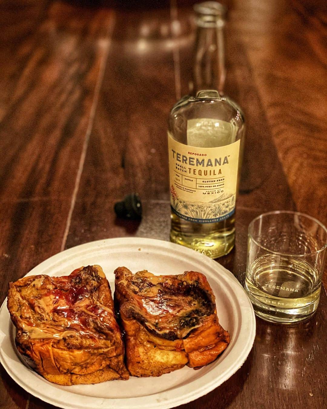 ドウェイン・ジョンソンさんのインスタグラム写真 - (ドウェイン・ジョンソンInstagram)「Long week. 1am. Quiet time.  @teremana 🥃 with brioche french toast smuthaad with peanut butter, jelly and maple syrup.  Stay healthy and positive, my friends.  #quarantinedcheatmeals」3月24日 0時03分 - therock