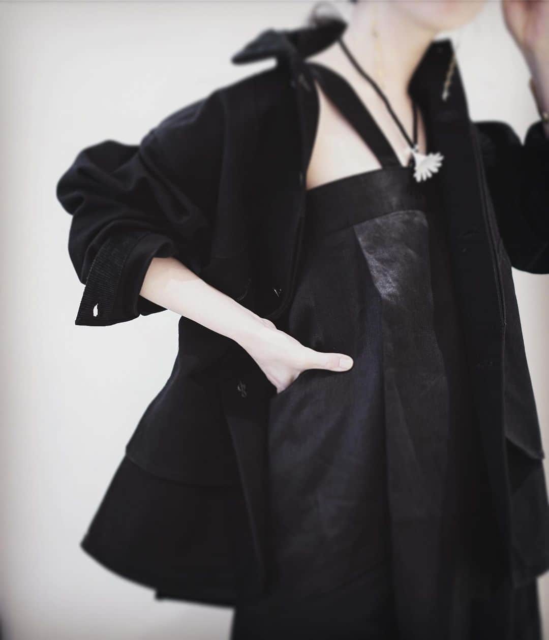 鑑田幸代のインスタグラム：「夏に気たくなるBLACK #素材で表情の違う黒 #linen #black  #junmikami  #juqui」