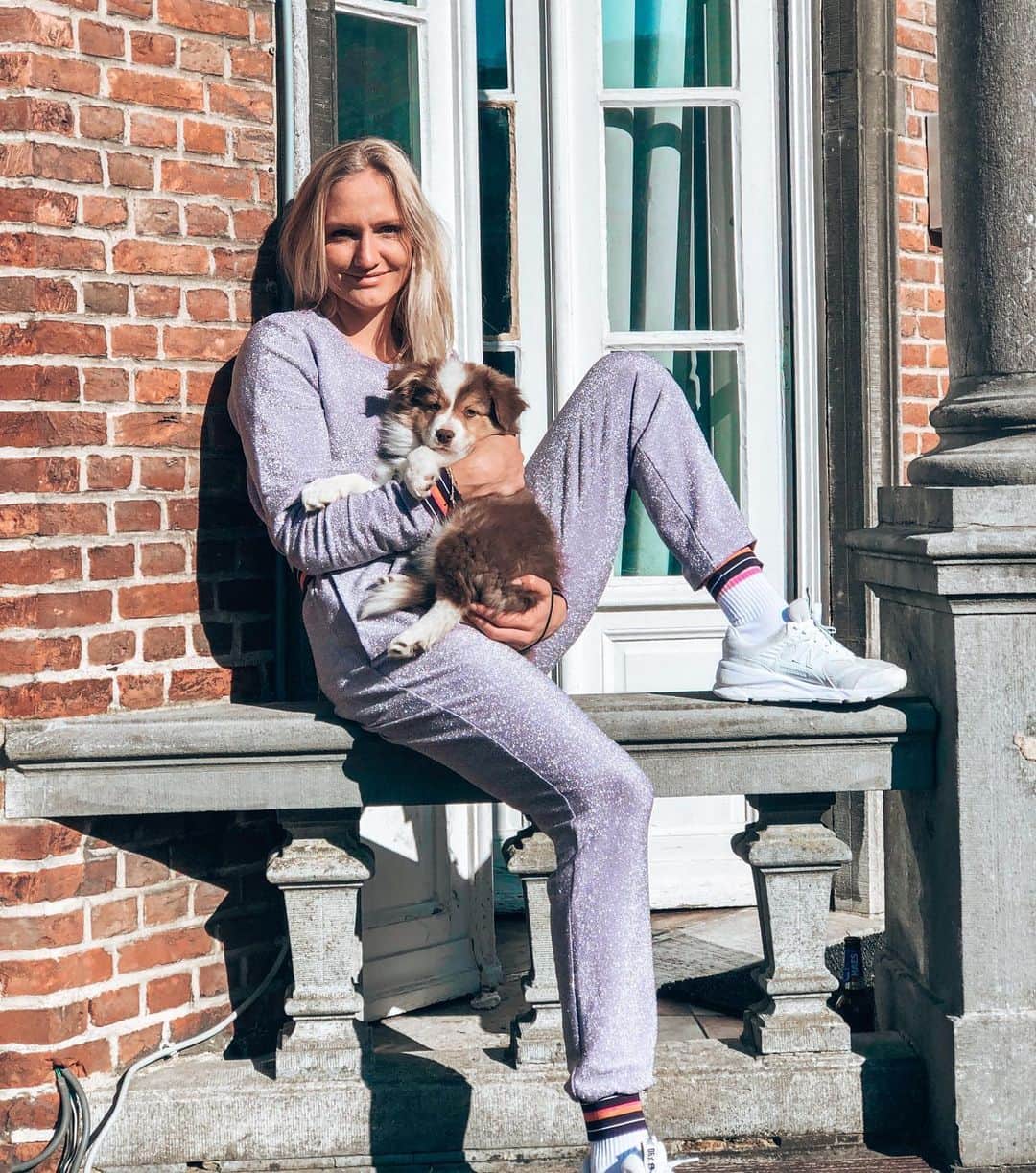 ハンネ・クレスのインスタグラム：「Silver linings ☁️: - the sun is shining ☀️ - wearing the most comfy cloths all day long 🕺🏼 - my roommate got the cutest puppy 🐶  Sending positive vibes to all of you. Hope you’re well, stay at home and keep calm. 💖  #stayhome #staysafe #staystrong #silverlinings #puppylove #4254sport #4254tribe #comfyclothes #rightviberighttribe #sunshine #positivevibes」