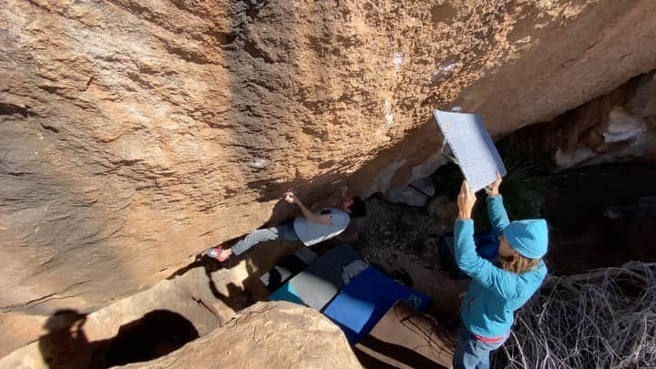 ポール・ロビンソンのインスタグラム：「Hueco Tanks part II is LIVE NOW! Here is a video from a super close attempt on yellow diamonds (post break) V14/8B+. Check out the send and the rest of the video... link in bio! #bouldering」