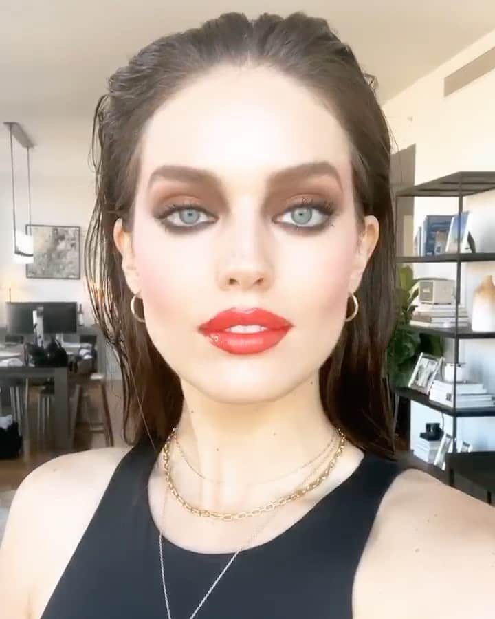 エミリー・DiDonatoのインスタグラム：「This look! 🔥💄The tutorial is happening right now over on @erinparsonsmakeup stories! PS We filmed this a few weeks ago pre social distancing. Is anyone else super motivated to learn new makeup looks during this time?!」